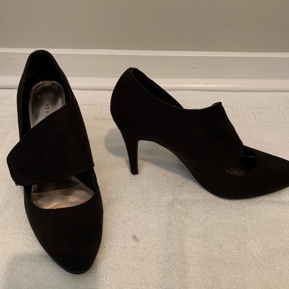 Apostrophe black pumps with button strap in size 9